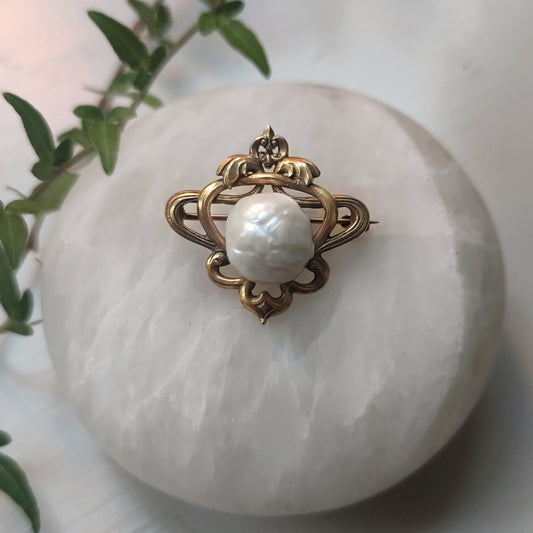 Art Nouveau pendant with snowball pearl