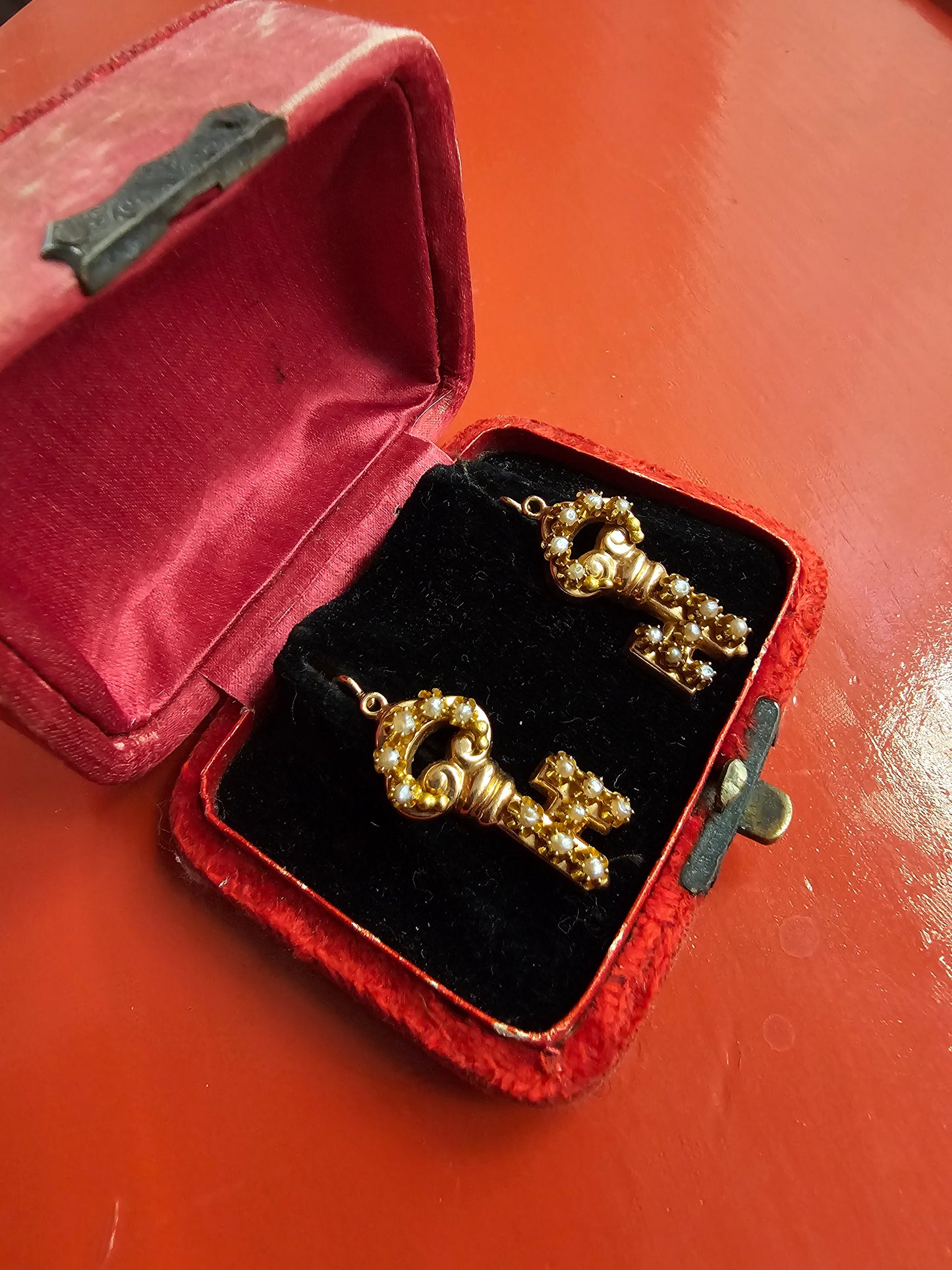 Key earrings in gold with pearls