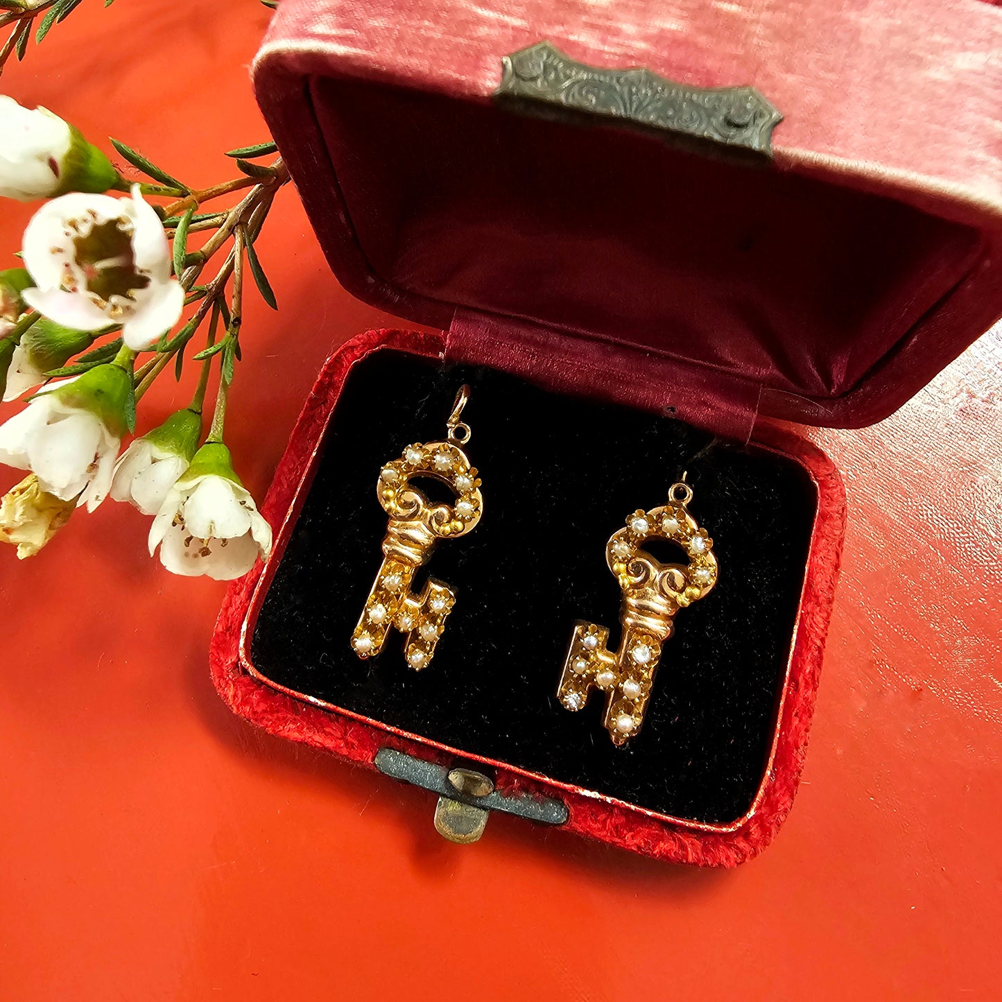 Key earrings in gold with pearls