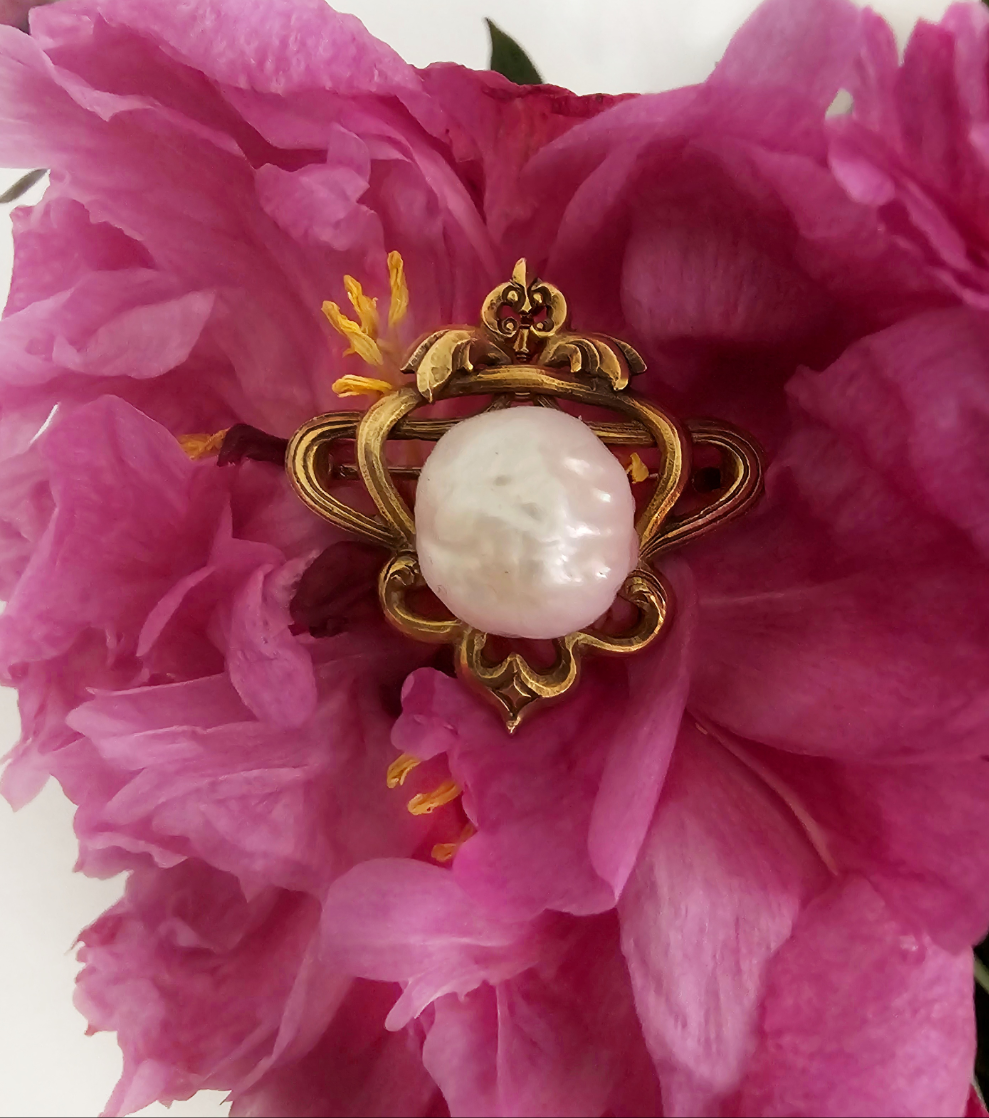 Art Nouveau pendant with snowball pearl