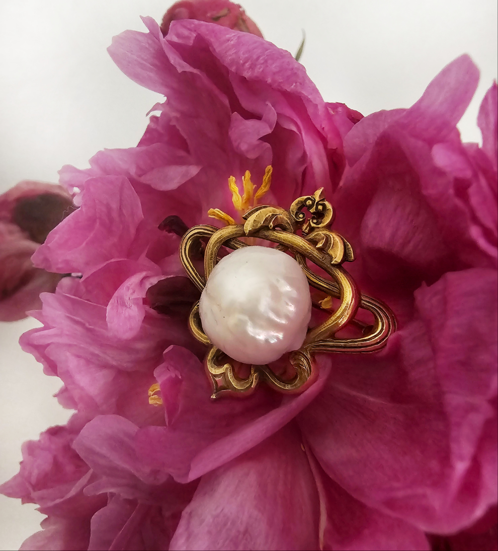 Art Nouveau pendant with snowball pearl