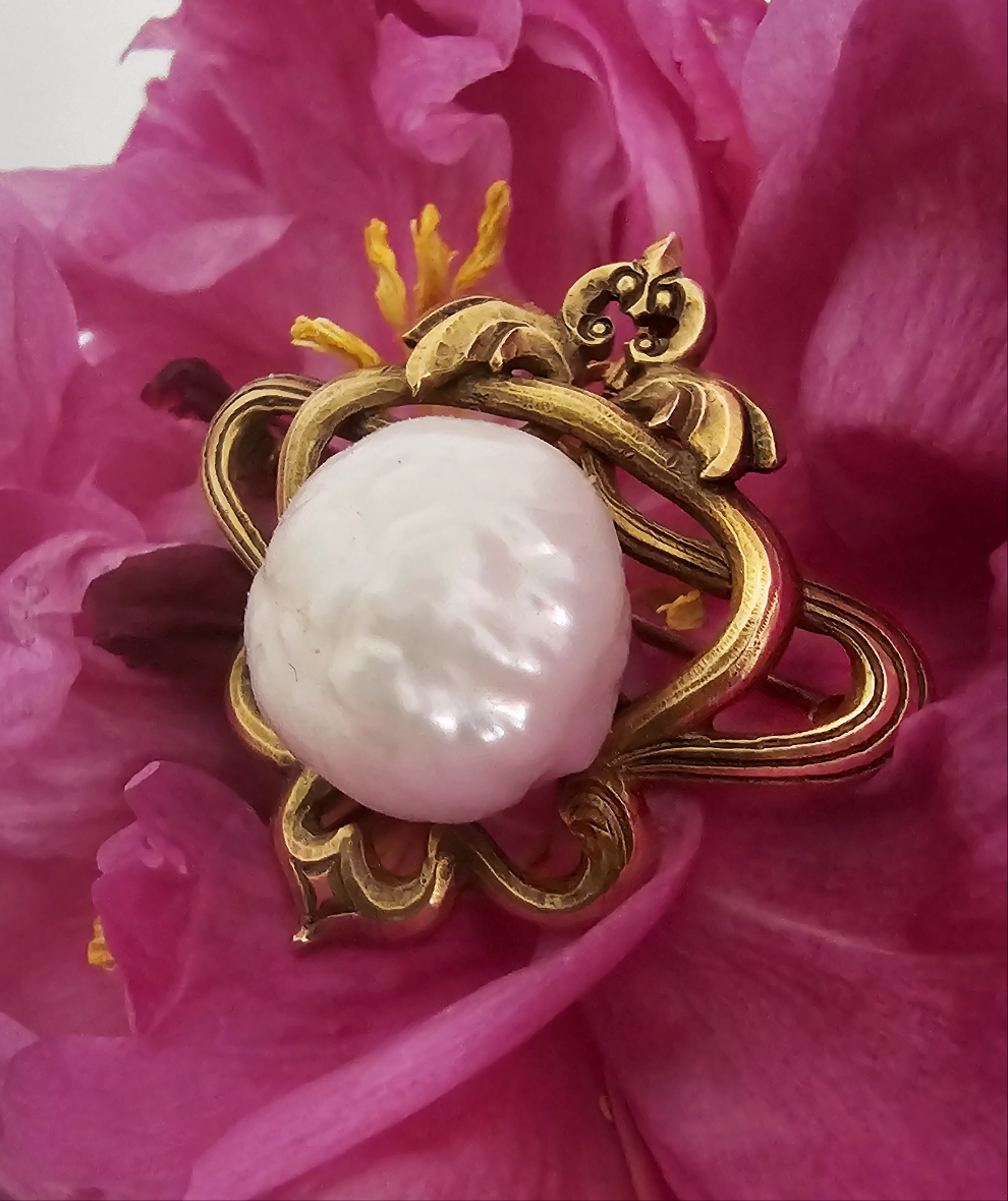 Art Nouveau pendant with snowball pearl