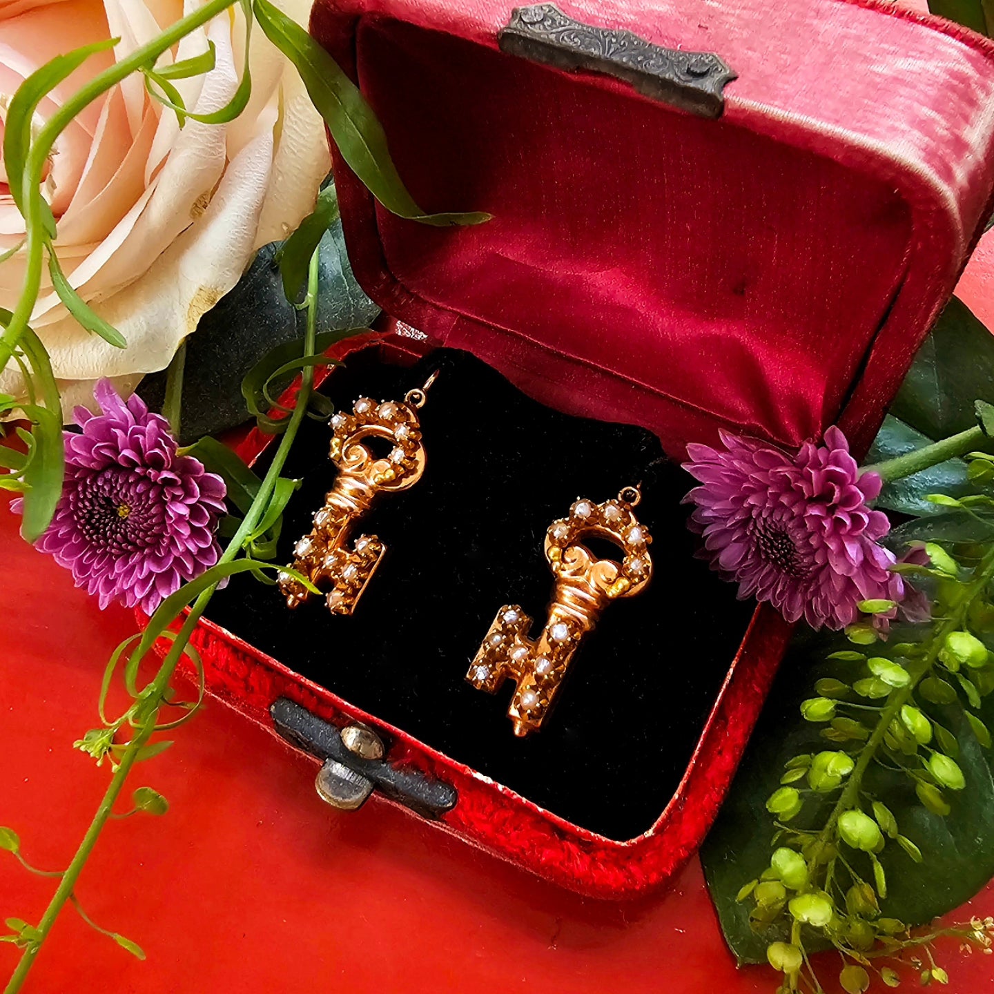 Key earrings in gold with pearls