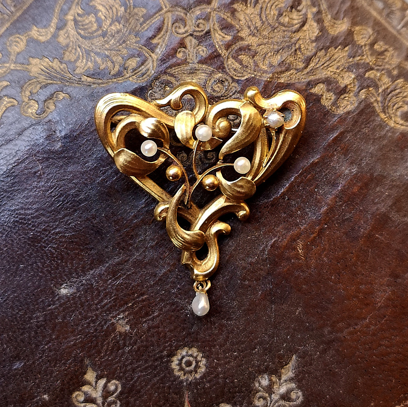 The Art Nouveau mistletoe gold and pearl brooch - Medea's Mix