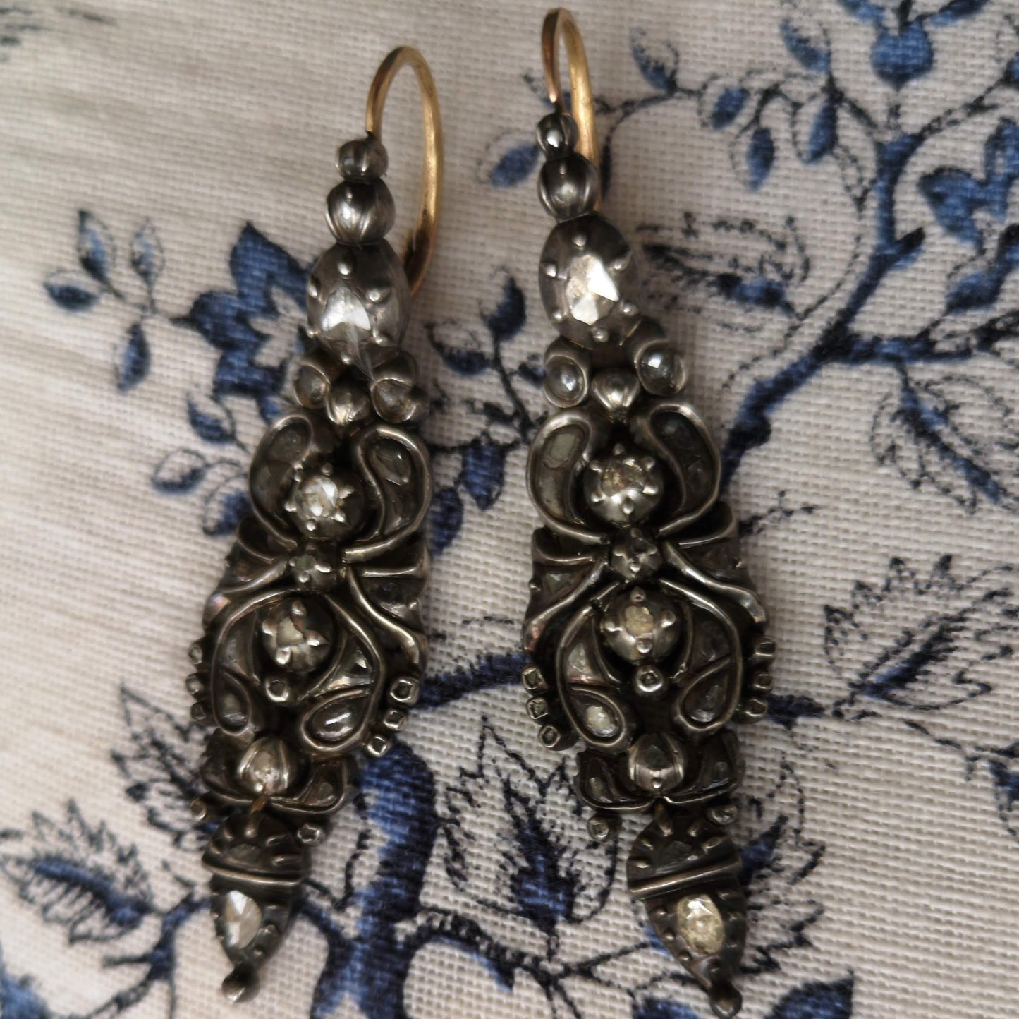 Catalan diamond earrings with acorns